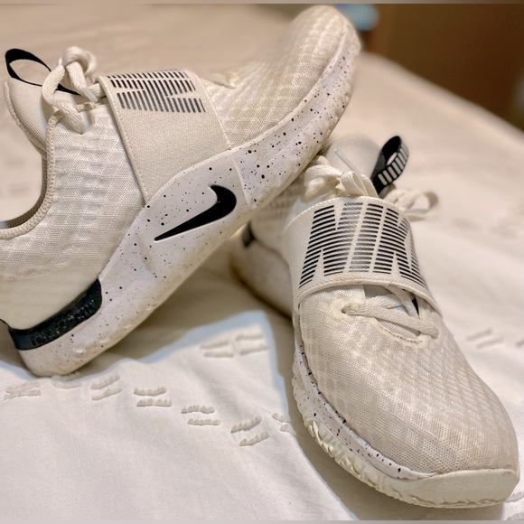 Womens Nikes size 9 - Picture 2 of 3